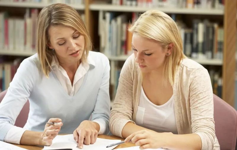 Ученица готовится к ОГЭ